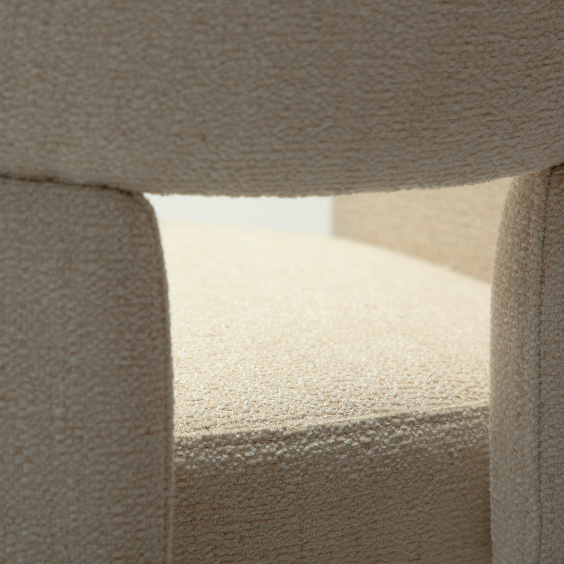 [var:Bezug=Einfaches beiges Bouclé-Gewebe] AOLE Sessel