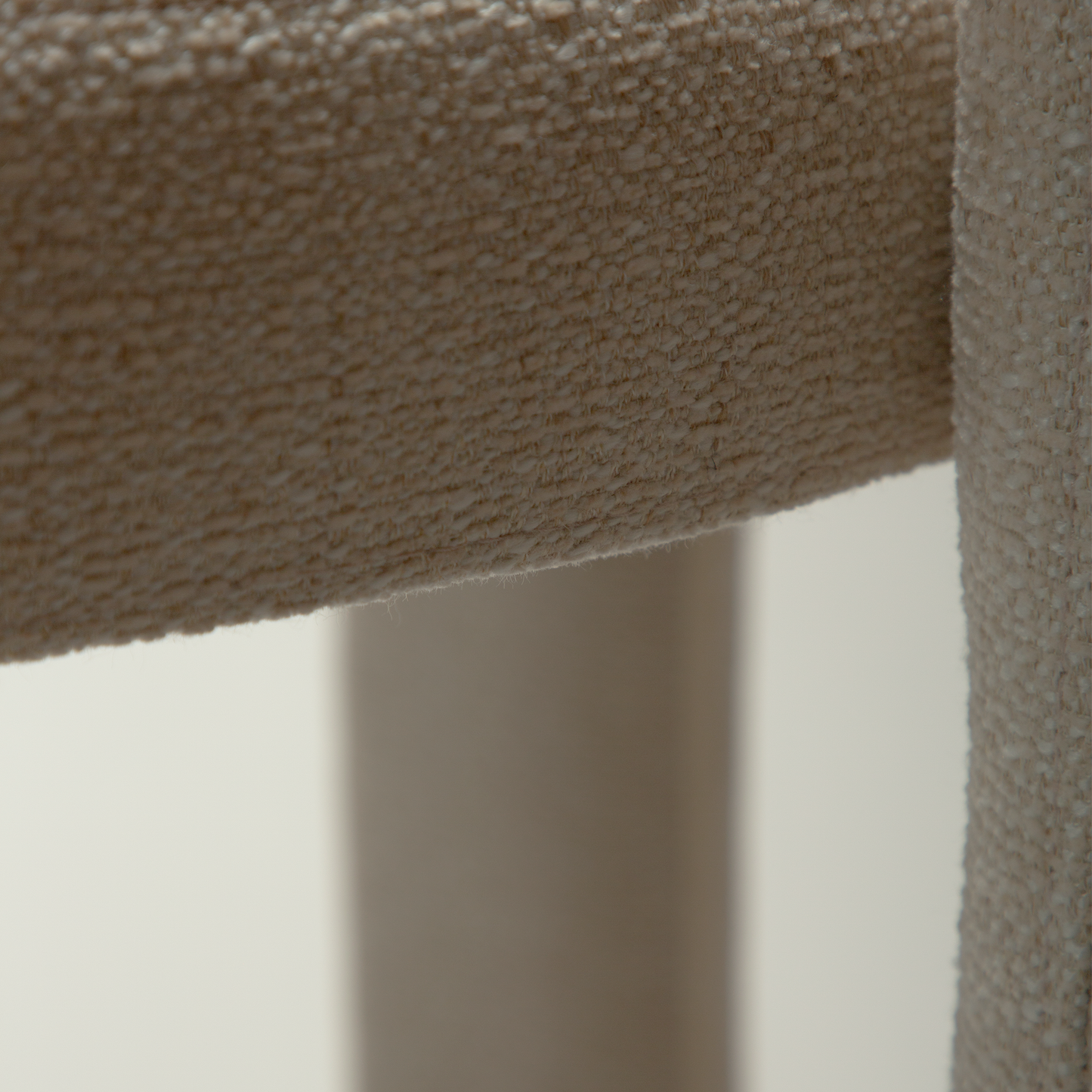 [var:Bezug=Einfaches beiges Bouclé-Gewebe] AOLE Sessel