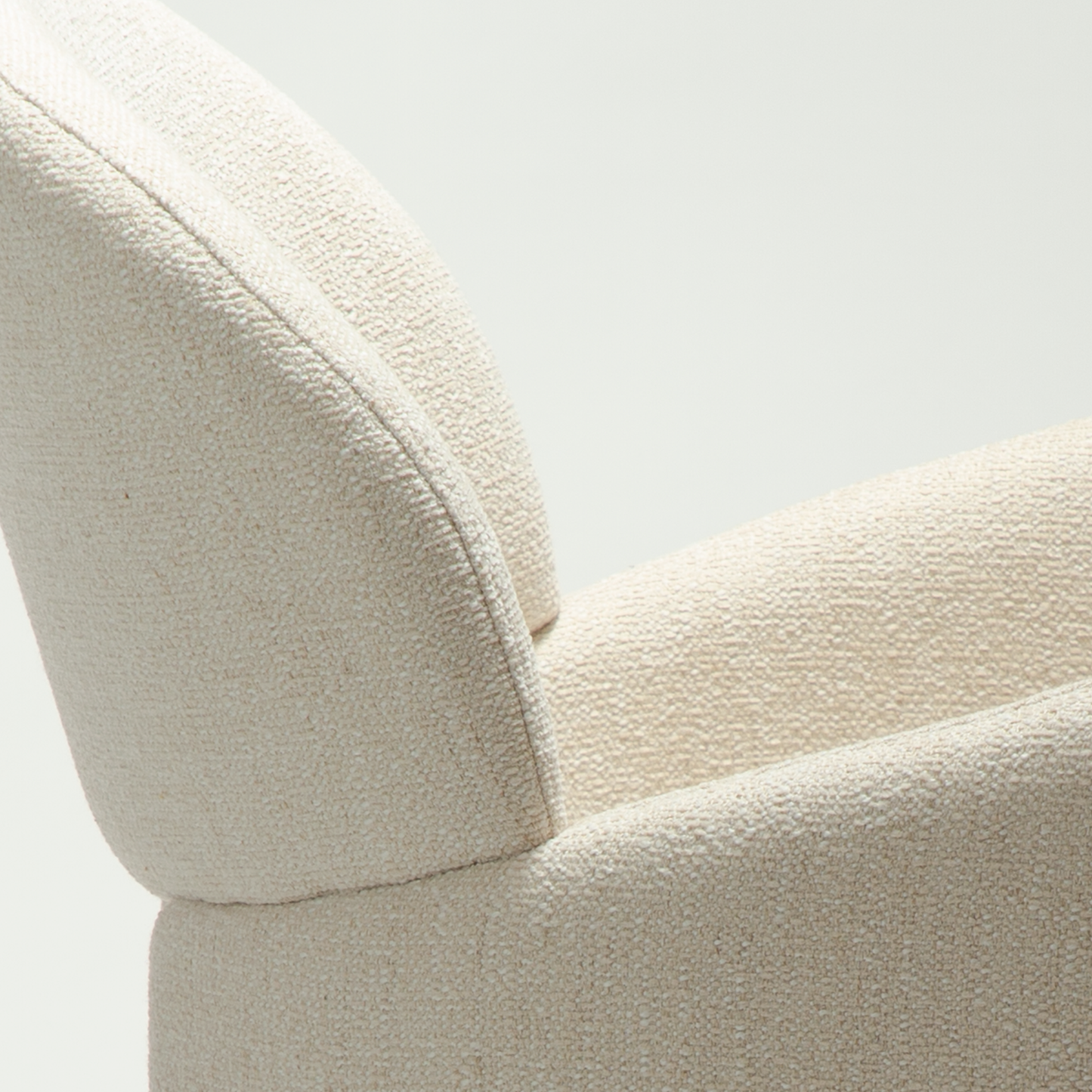 [var:Bezug=Einfaches beiges Bouclé-Gewebe] AOLE Sessel