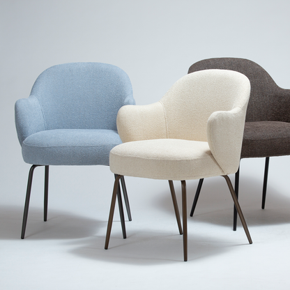 [var:Bezug=Blue fog Bouclé-Stoff mit antiken Zinnbeinen] BAE Sessel