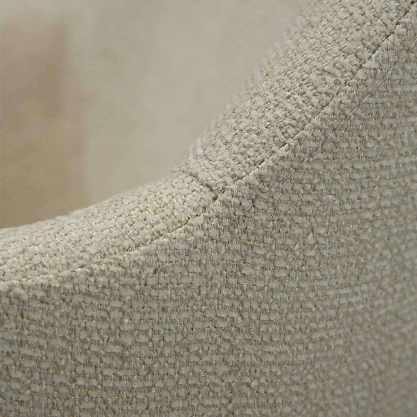 [var:Bezug=Frosted Almond Bouclé-Stoff mit Schimmer und antiken Messingbeinen] BAE Sessel