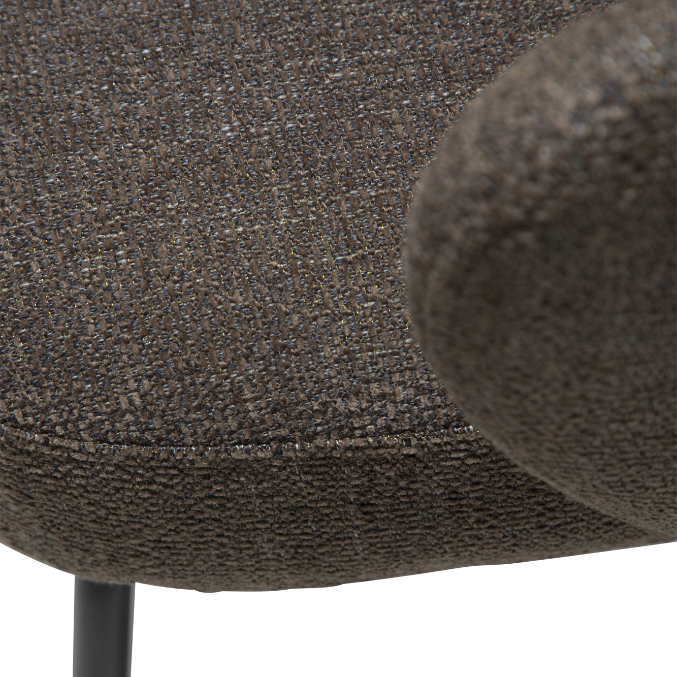 [var:Bezug=Hauptsächlich braunes Bouclé-Gewebe mit schwarzen Metallbeinen] BAE Sessel