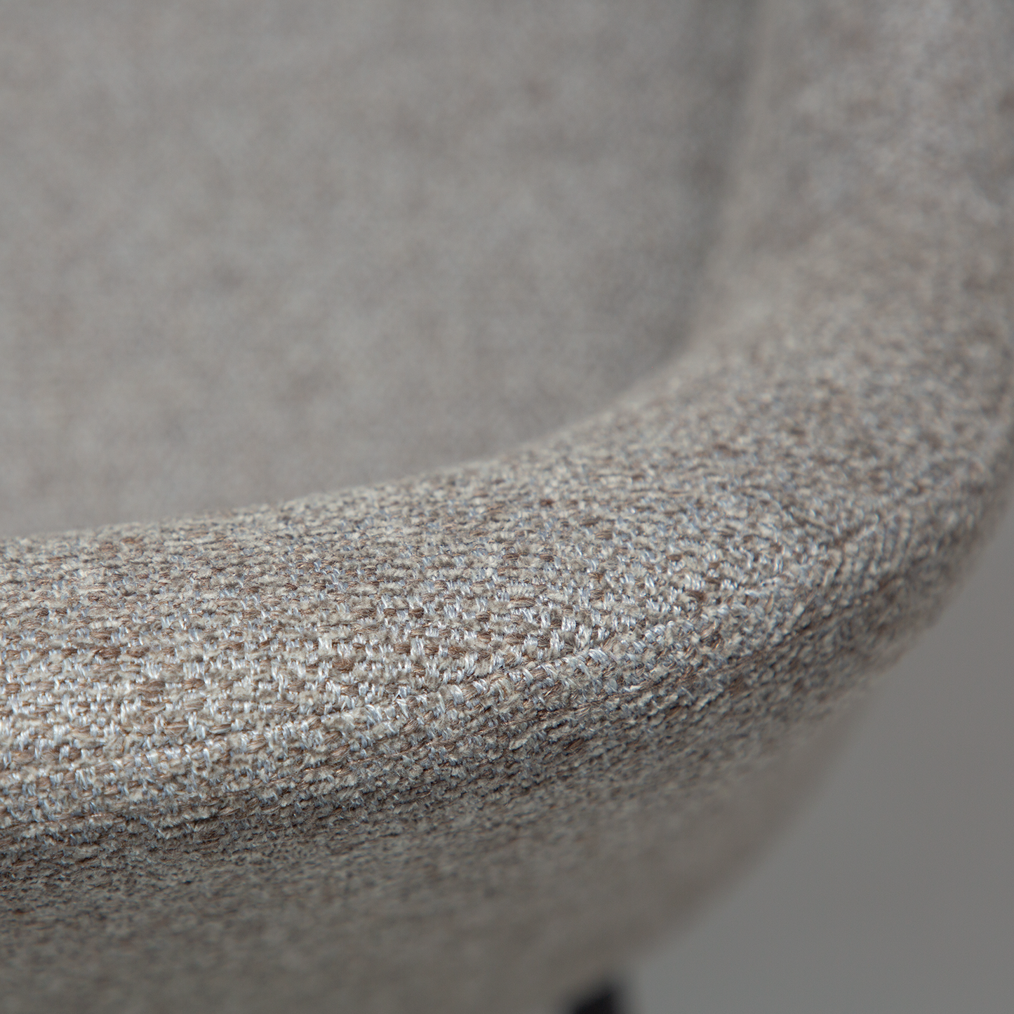 [var:Bezug=Kiesel-Erde Bouclé-Stoff mit schwarzen Metallbeinen] BAE Sessel