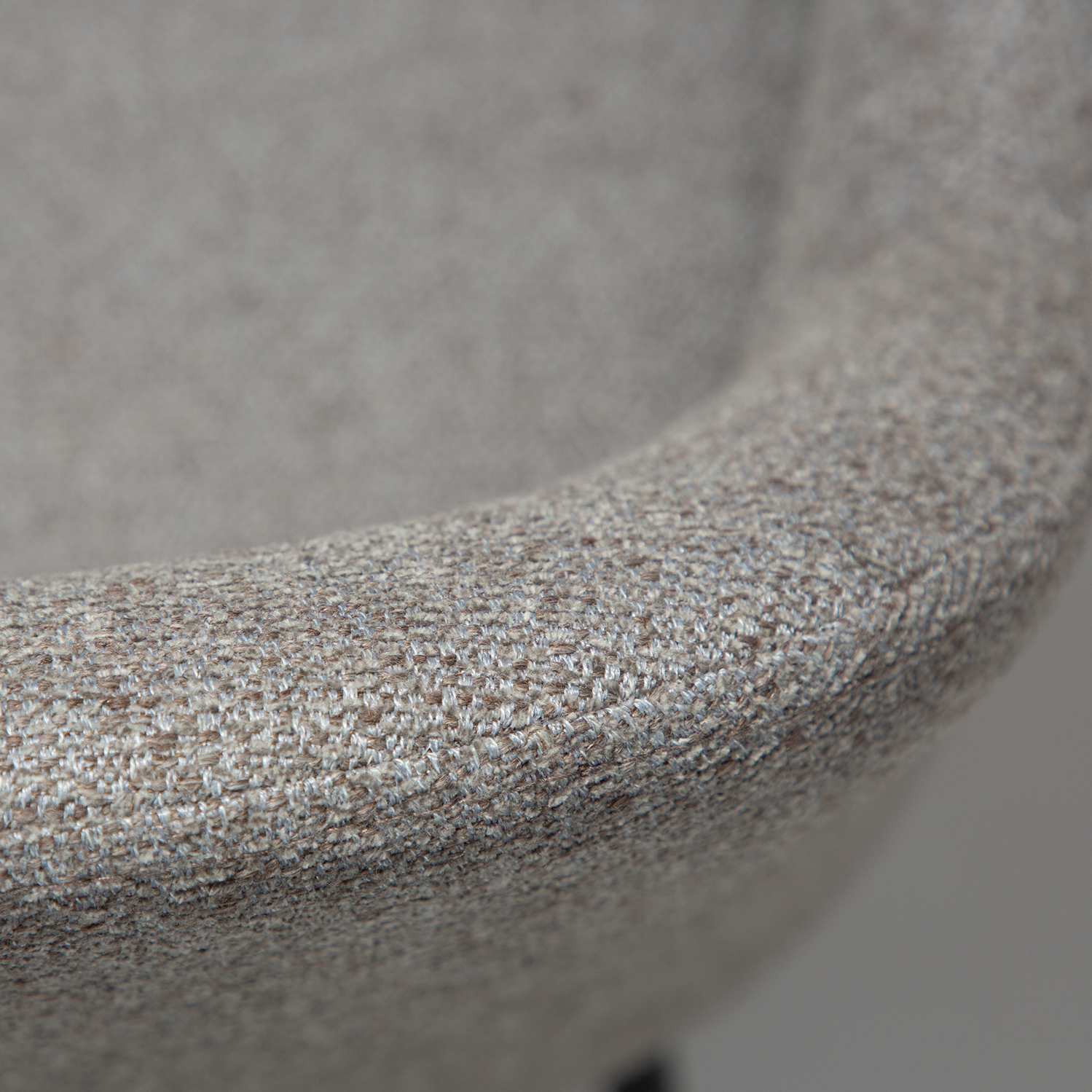 [var:Bezug=Kiesel-Erde Bouclé-Stoff mit schwarzen Metallbeinen] BAE Sessel