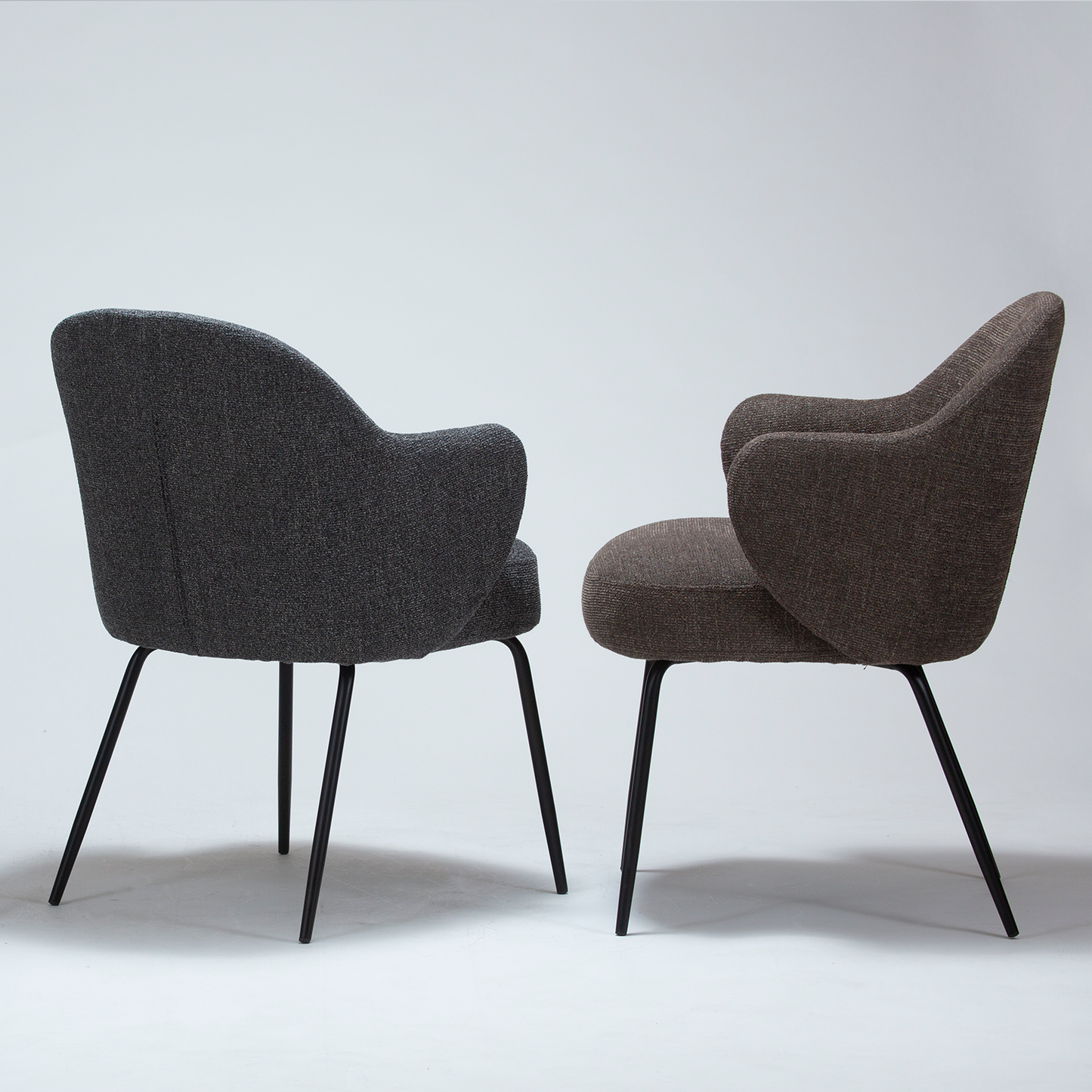 [var:Bezug=Kieselgrauer Bouclé-Stoff mit schwarzen Metallbeinen] BAE Sessel