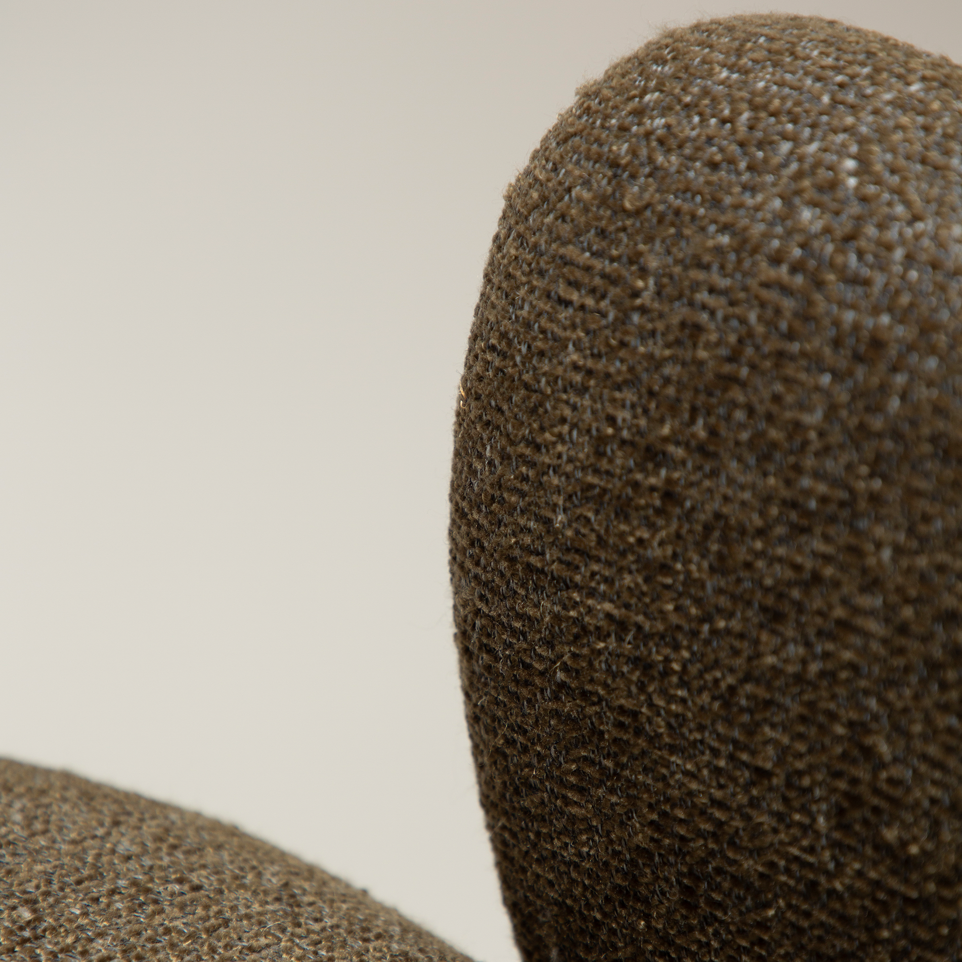 [var:Bezug=Dunkelolivfarbener Bouclé-Stoff mit antiken Zinn-Schwenkbeinen] BAE Drehstuhl