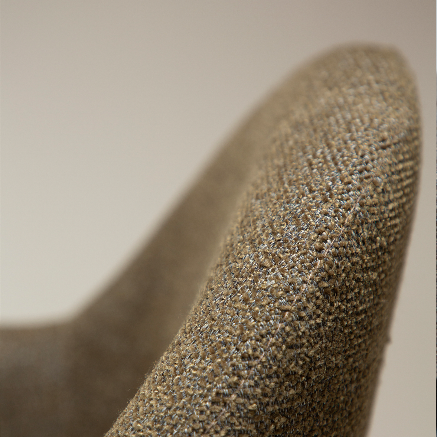 [var:Bezug=Dunkelolivfarbener Bouclé-Stoff mit antiken Zinn-Schwenkbeinen] BAE Drehstuhl