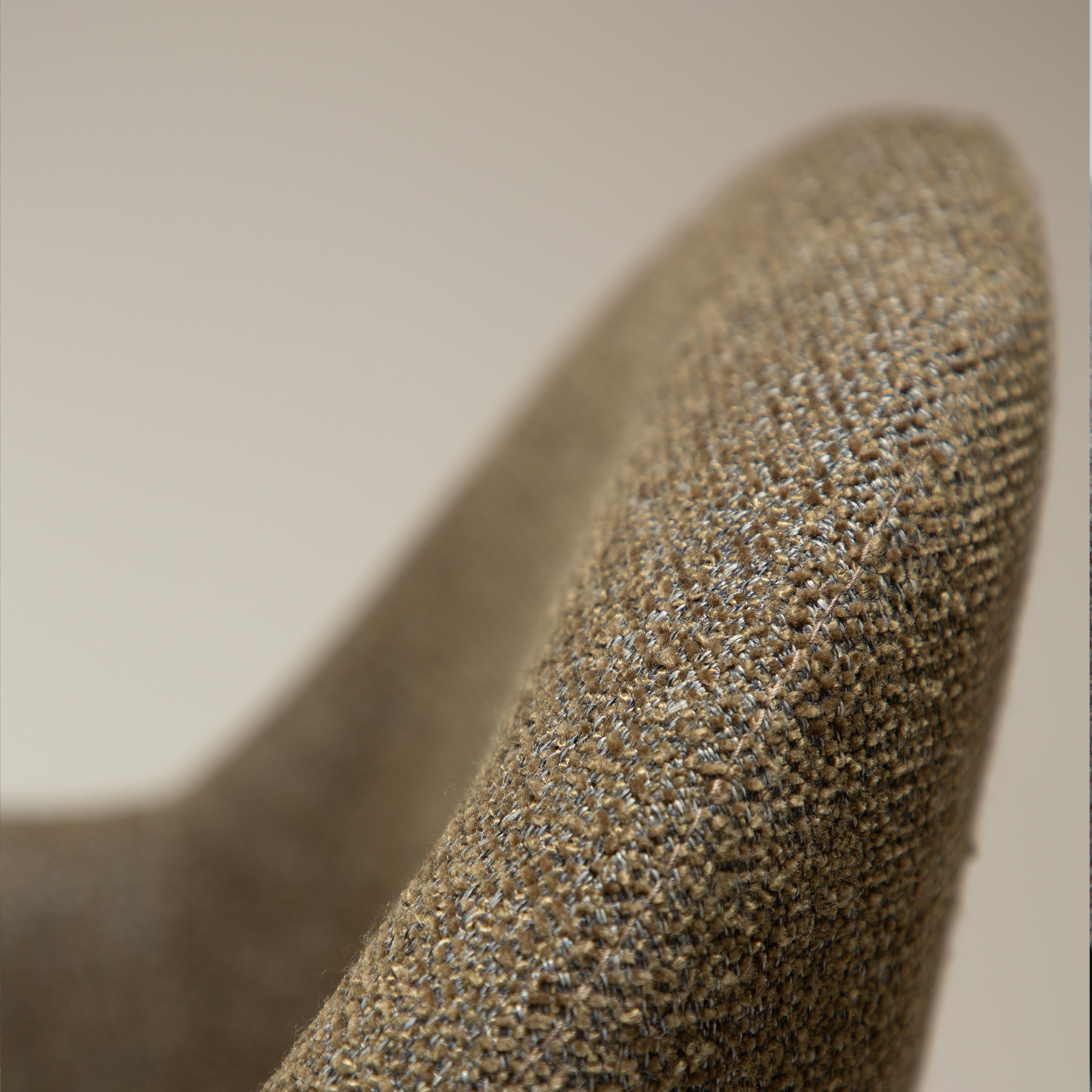 [var:Bezug=Dunkelolivfarbener Bouclé-Stoff mit antiken Zinn-Schwenkbeinen] BAE Drehstuhl