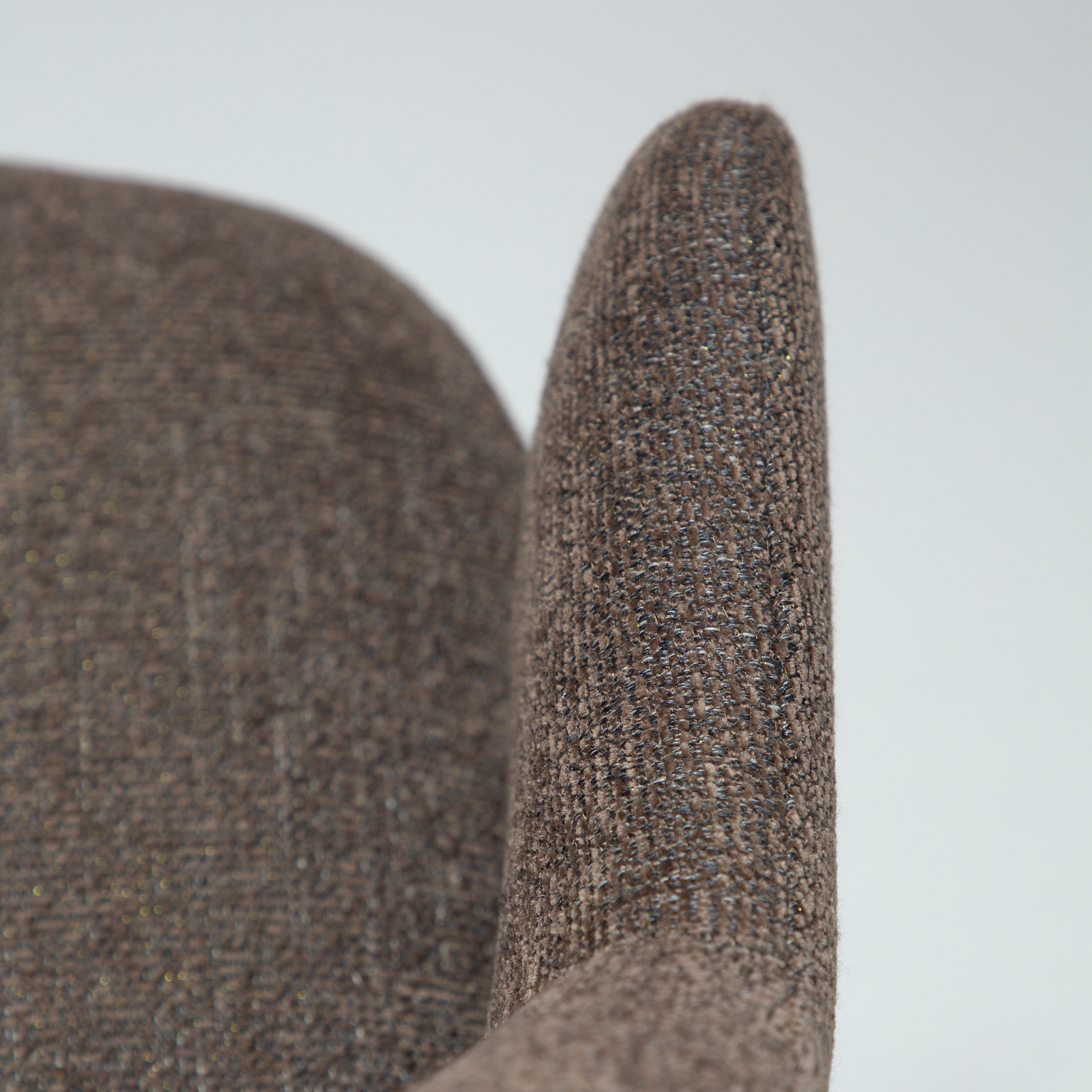 [var:Bezug=Hauptbrauner Bouclé-Stoff mit schwarzen Schwenkbeinen] BAE Drehstuhl