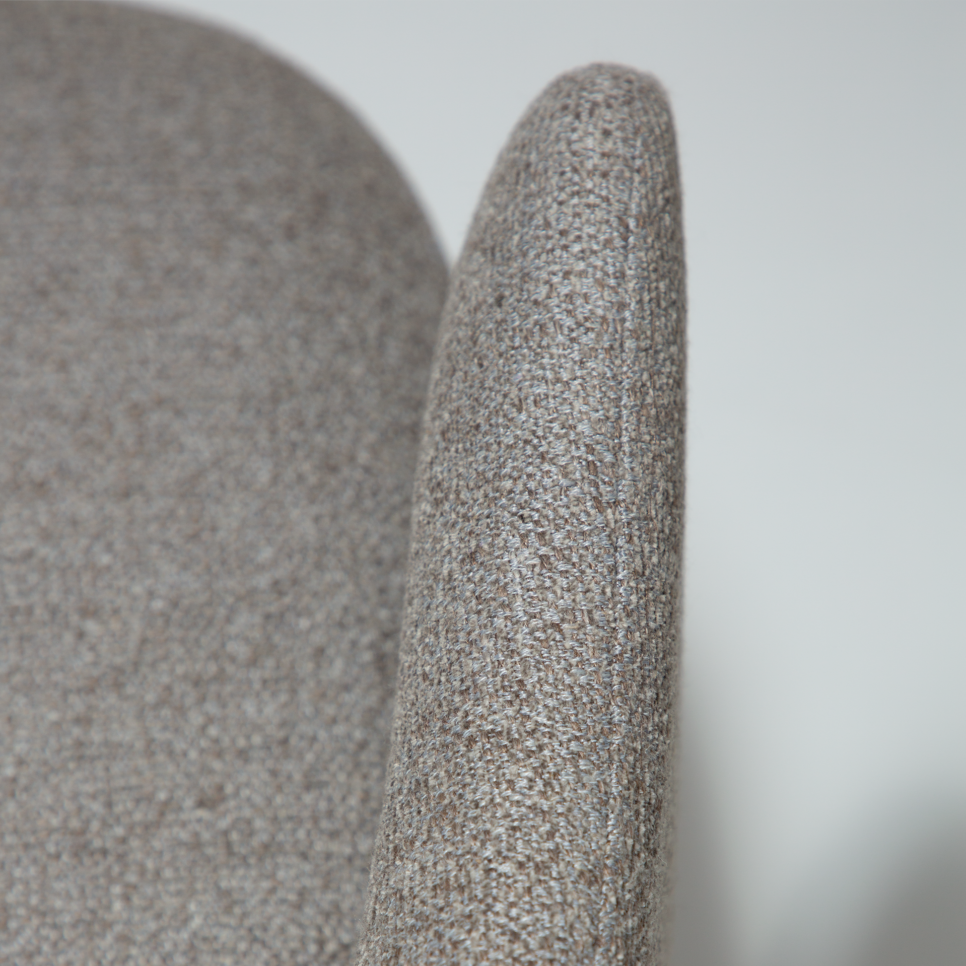 [var:Bezug=Kiesel-Erde Bouclé-Stoff mit schwarzen Schwenkbeinen] BAE Drehstuhl