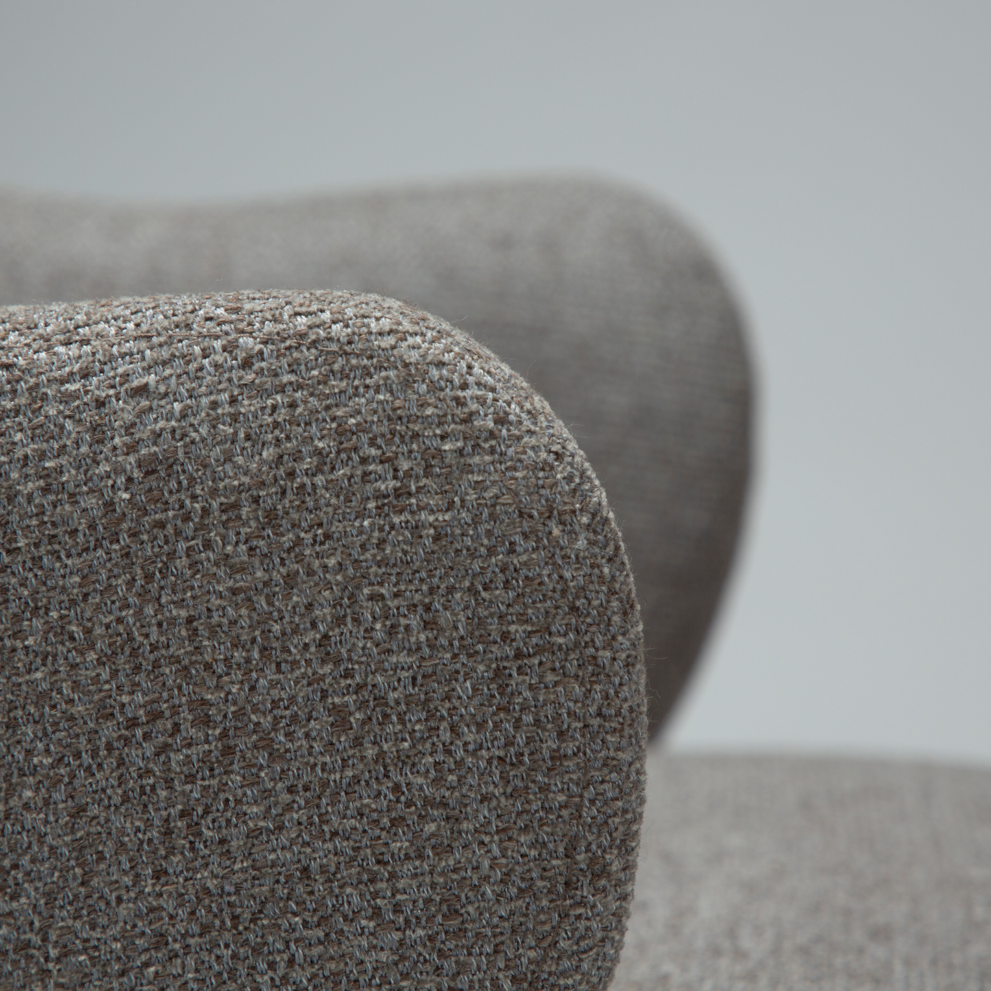 [var:Bezug=Kiesel-Erde Bouclé-Stoff mit schwarzen Schwenkbeinen] BAE Drehstuhl