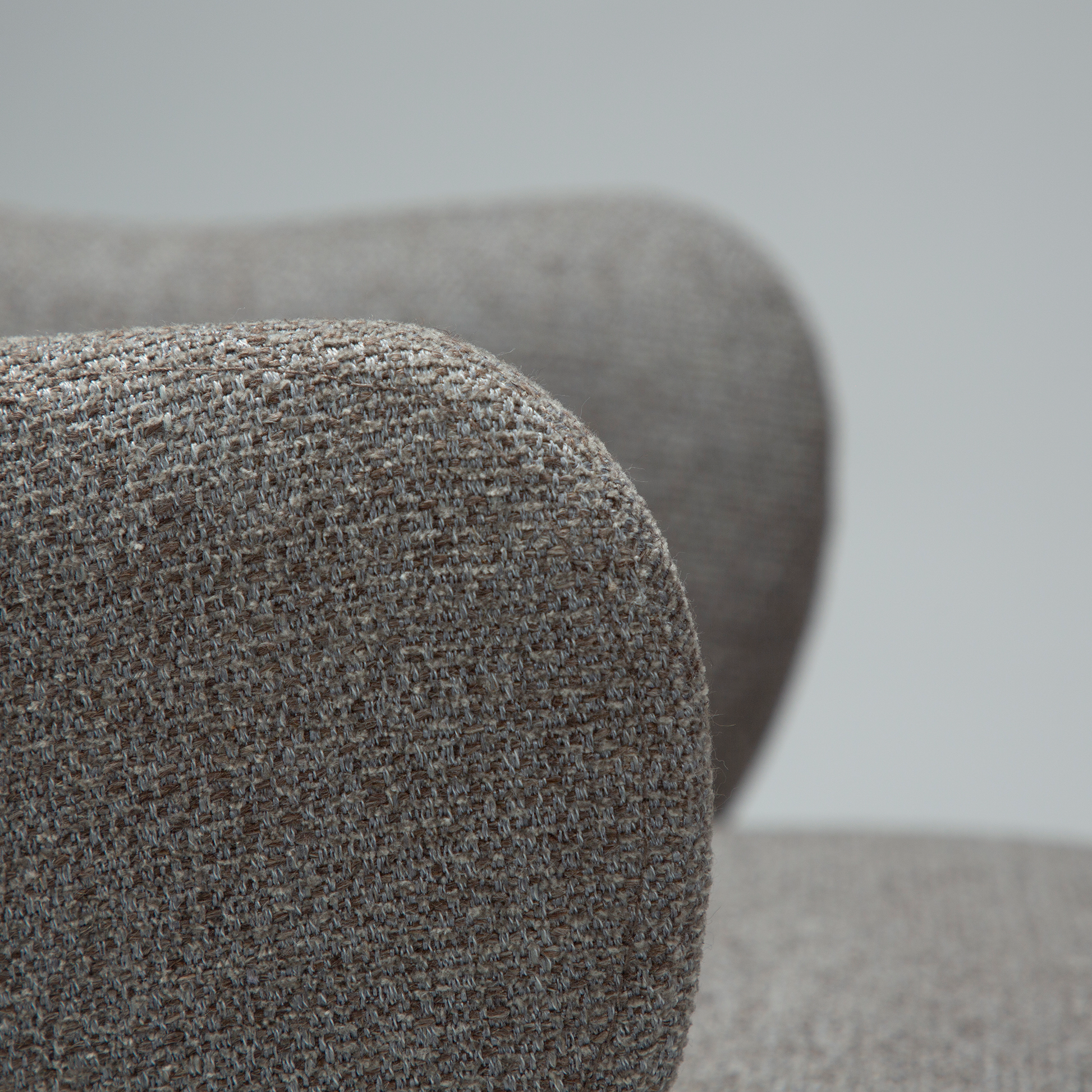 [var:Bezug=Kiesel-Erde Bouclé-Stoff mit schwarzen Schwenkbeinen] BAE Drehstuhl