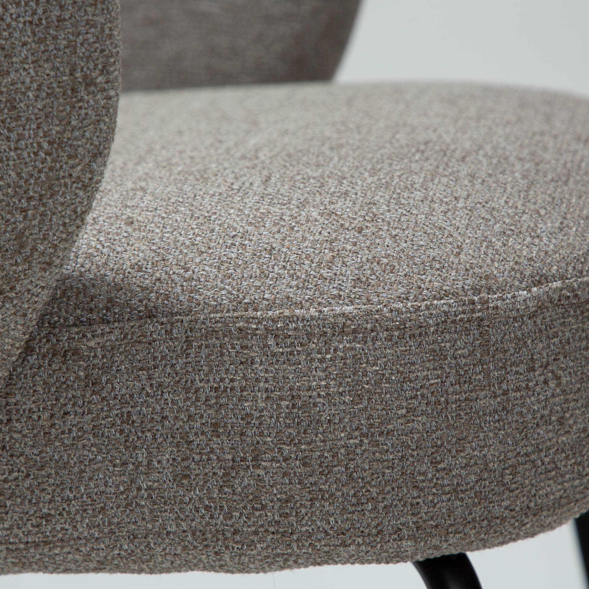 [var:Bezug=Kiesel-Erde Bouclé-Stoff mit schwarzen Schwenkbeinen] BAE Drehstuhl