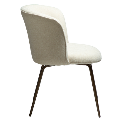 [var:Bezug=Frosted Almond Bouclé-Stoff mit Schimmer und antiken Messingbeinen] BLISS Stuhl