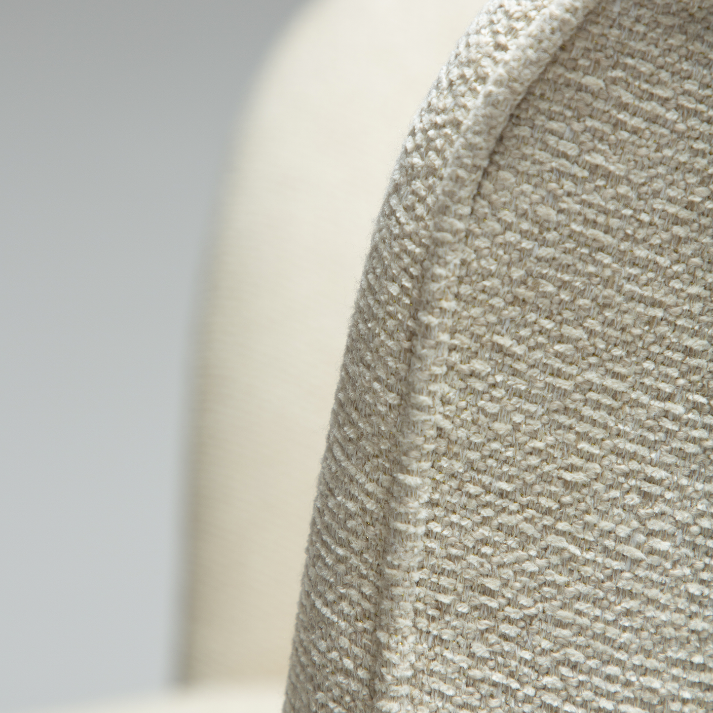 [var:Bezug=Frosted Almond Bouclé-Stoff mit Schimmer und antiken Messingbeinen] BLISS Stuhl