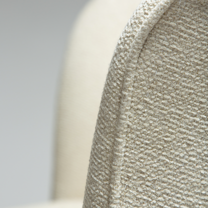 [var:Bezug=Frosted Almond Bouclé-Stoff mit Schimmer und antiken Messingbeinen] BLISS Stuhl