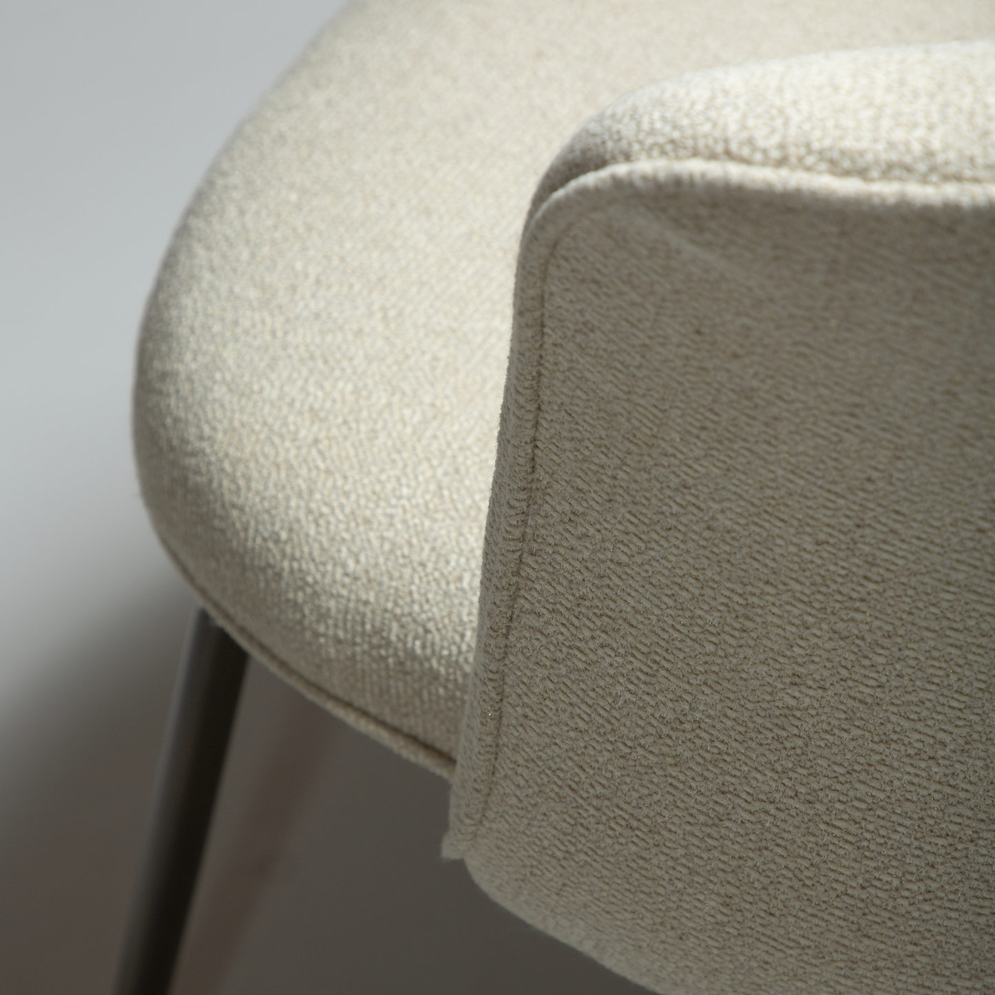 [var:Bezug=Frosted Almond Bouclé-Stoff mit Schimmer und antiken Messingbeinen] BLISS Stuhl