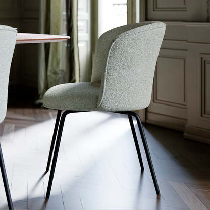 [var:Bezug=Kieselfarbener Bouclé-Stoff mit schwarzen Beinen] BLISS Stuhl