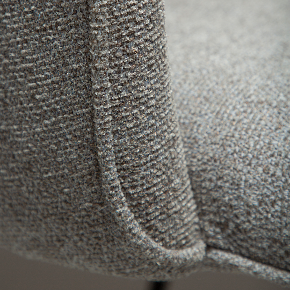 [var:Bezug=Kieselfarbener Bouclé-Stoff mit schwarzen Beinen] BLISS Stuhl