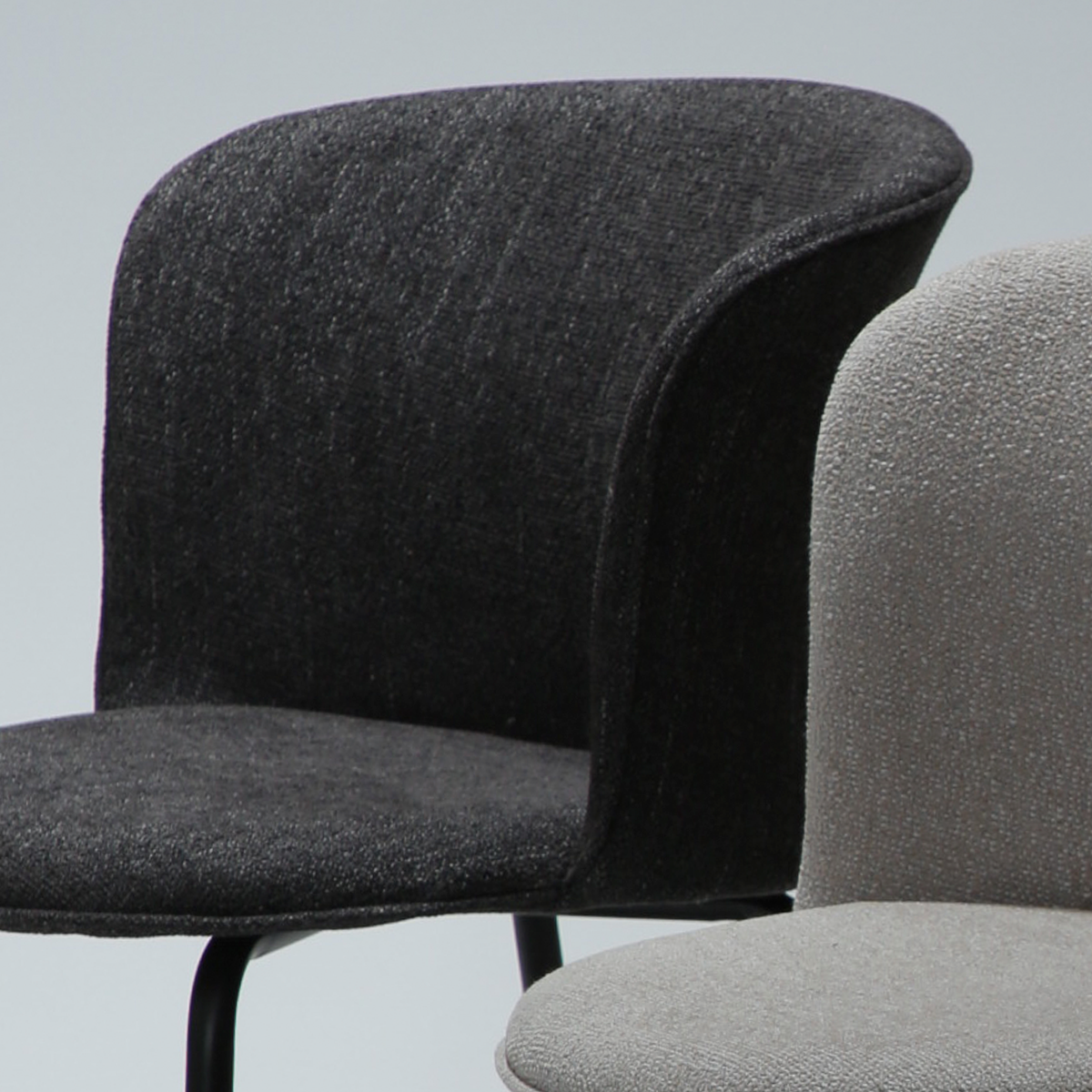 [var:Bezug=Kieselgrauer Bouclé-Stoff mit schwarzen Beinen] BLISS Stuhl