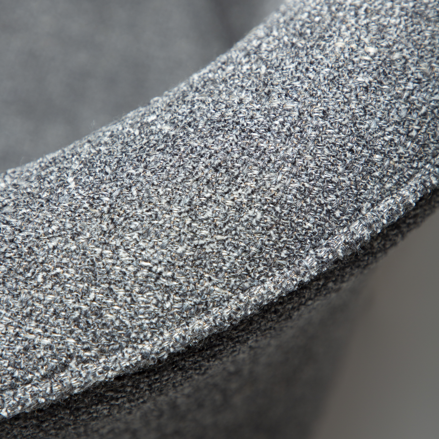 [var:Bezug=Kieselgrauer Bouclé-Stoff mit schwarzen Beinen] BLISS Stuhl