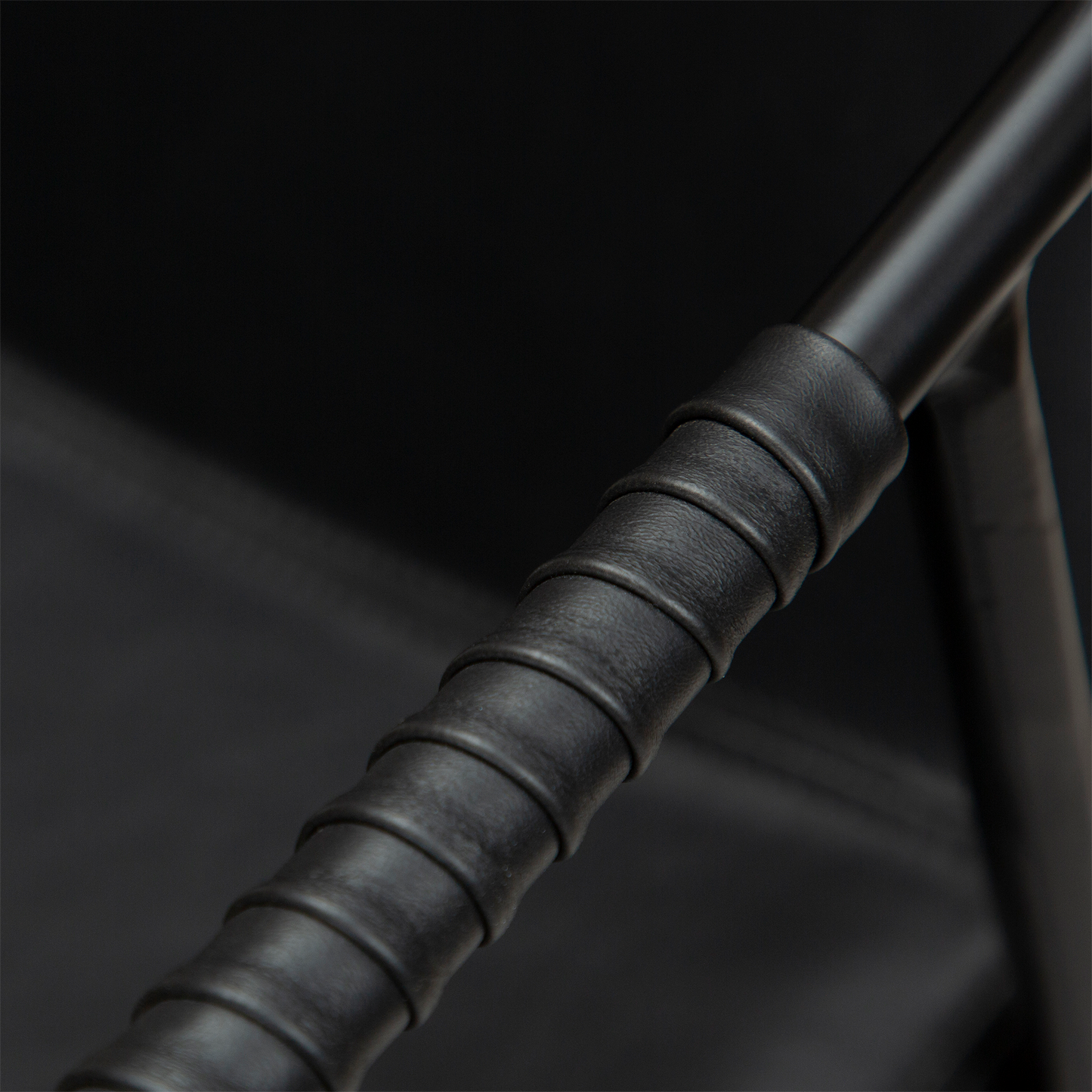 [var:Bezug=Vintage schwarzes Kunstleder mit schwarzen Beinen] BOTO Barhocker