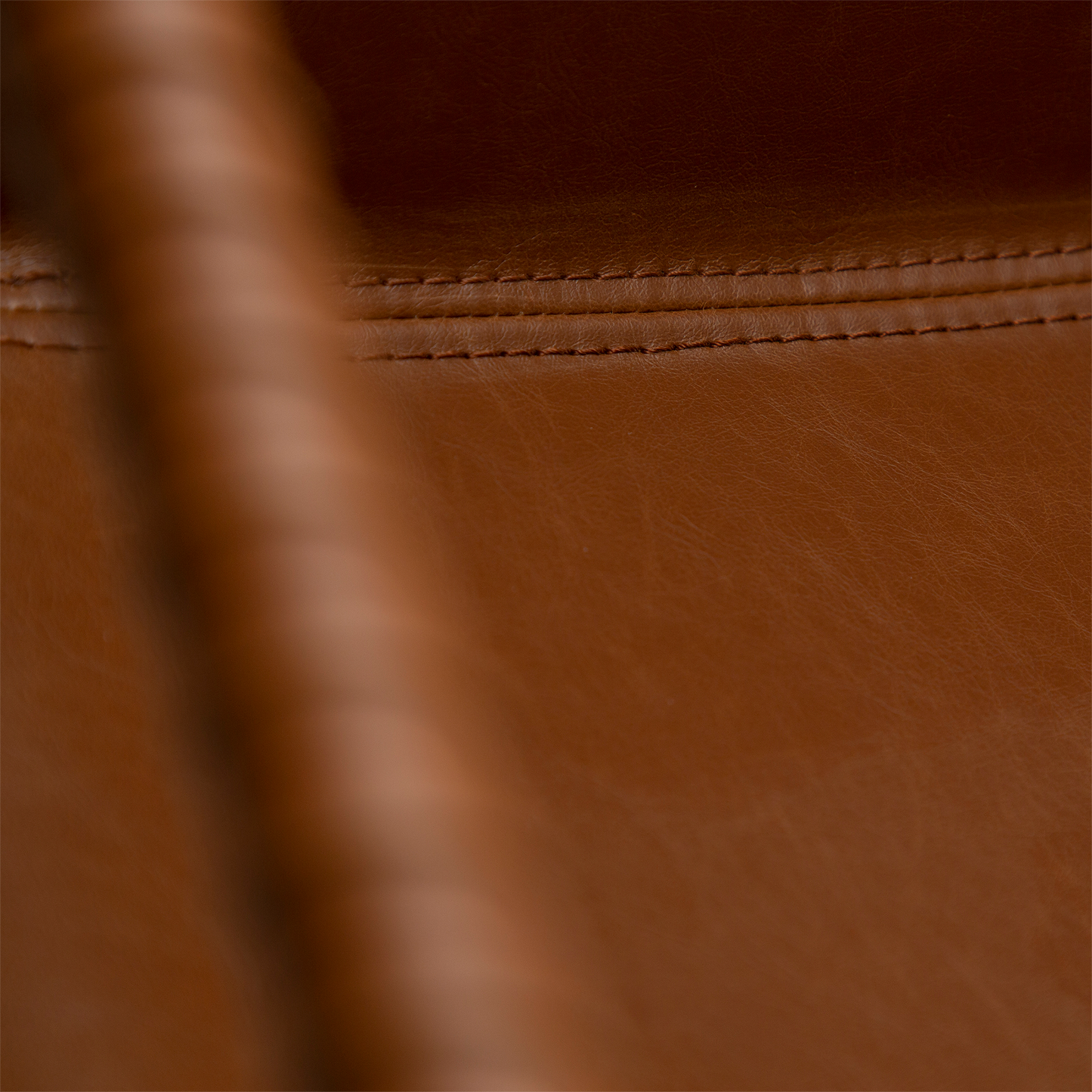 [var:Bezug=Vintage hellbraunes Kunstleder mit schwarzen Beinen] BOTO Barhocker