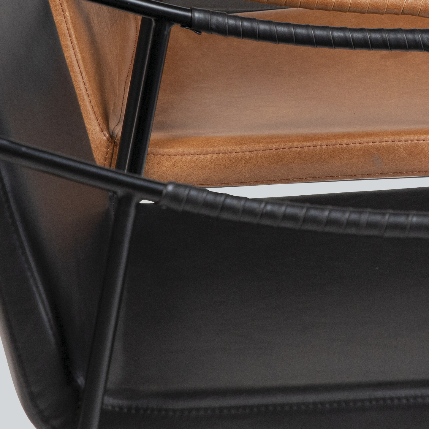 [var:Bezug=Vintage schwarzes Kunstleder mit schwarzen Beinen] BOTO Sessel