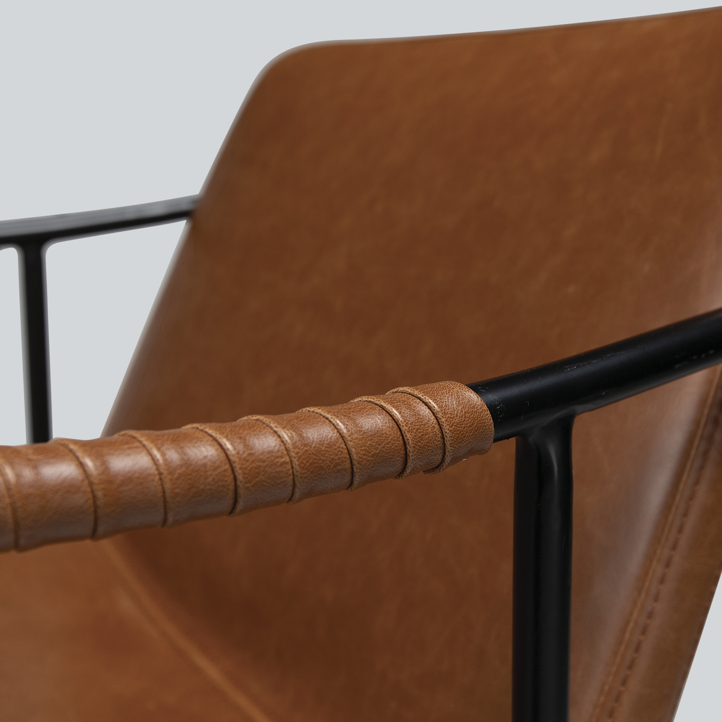 [var:Bezug=Vintage hellbraunes Kunstleder mit schwarzen Beinen] BOTO Sessel