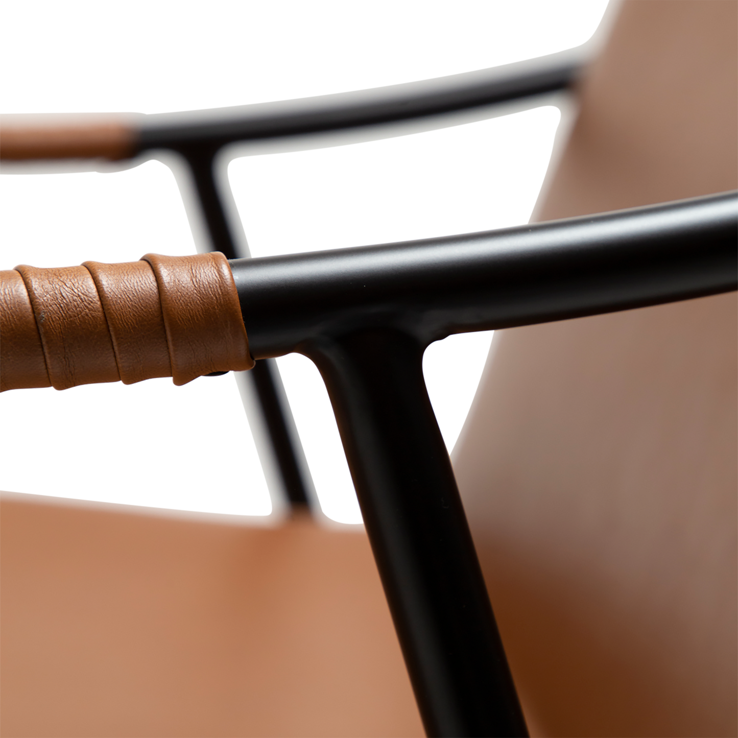 [var:Bezug=Vintage hellbraunes Kunstleder mit schwarzen Beinen] BOTO Loungesessel