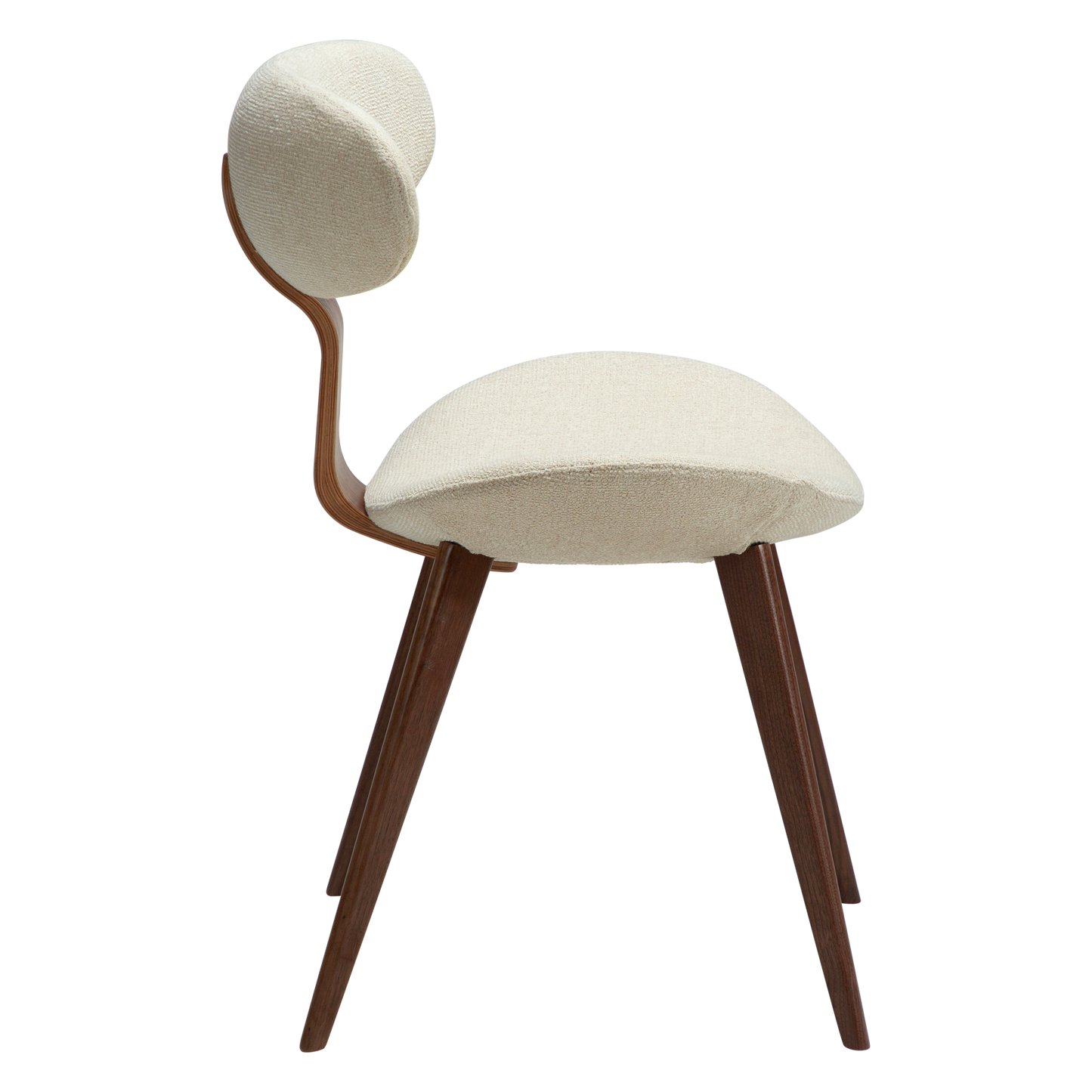 [var:Bezug=Frosted Almond Bouclé-Stoff mit Schimmer und Walnussbeinen] BUCKLE Stuhl