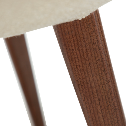 [var:Bezug=Frosted Almond Bouclé-Stoff mit Schimmer und Walnussbeinen] BUCKLE Stuhl