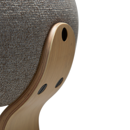 [var:Bezug=Kiesbrauner Bouclé-Stoff mit weißgewaschenen Eichenbeinen] BUCKLE Stuhl