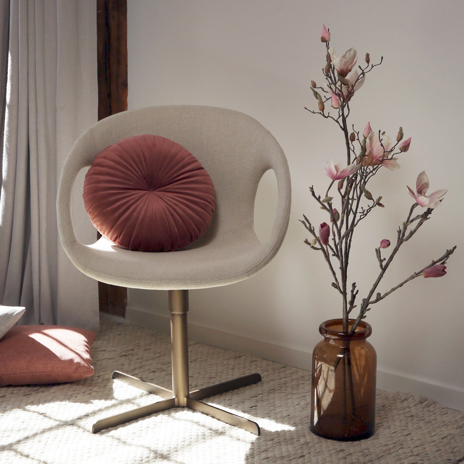 [var:Bezug=Knochenweißes Bouclé-Gewebe mit antikmessingfarbener Drehbasis] CARRY Stuhl