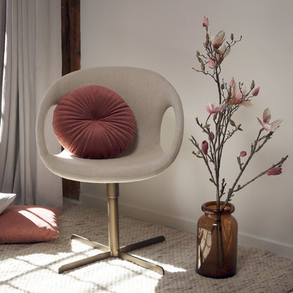 [var:Bezug=Knochenweißes Bouclé-Gewebe mit antikmessingfarbener Drehbasis] CARRY Stuhl