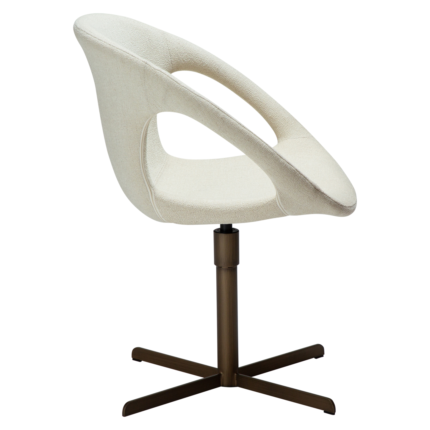 [var:Bezug=Knochenweißes Bouclé-Gewebe mit antikmessingfarbener Drehbasis] CARRY Stuhl