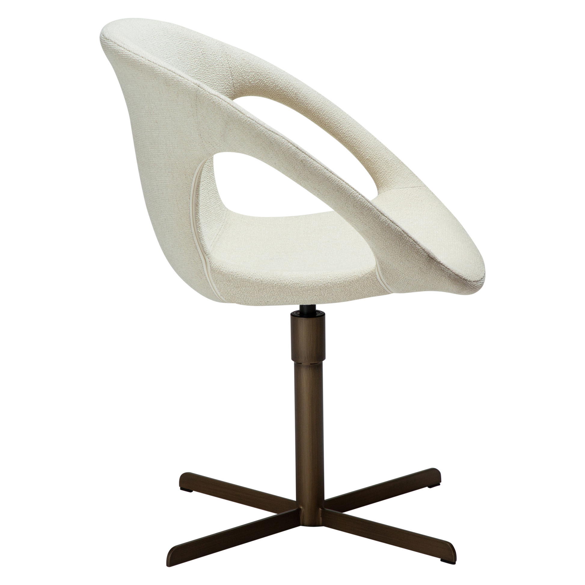 [var:Bezug=Knochenweißes Bouclé-Gewebe mit antikmessingfarbener Drehbasis] CARRY Stuhl