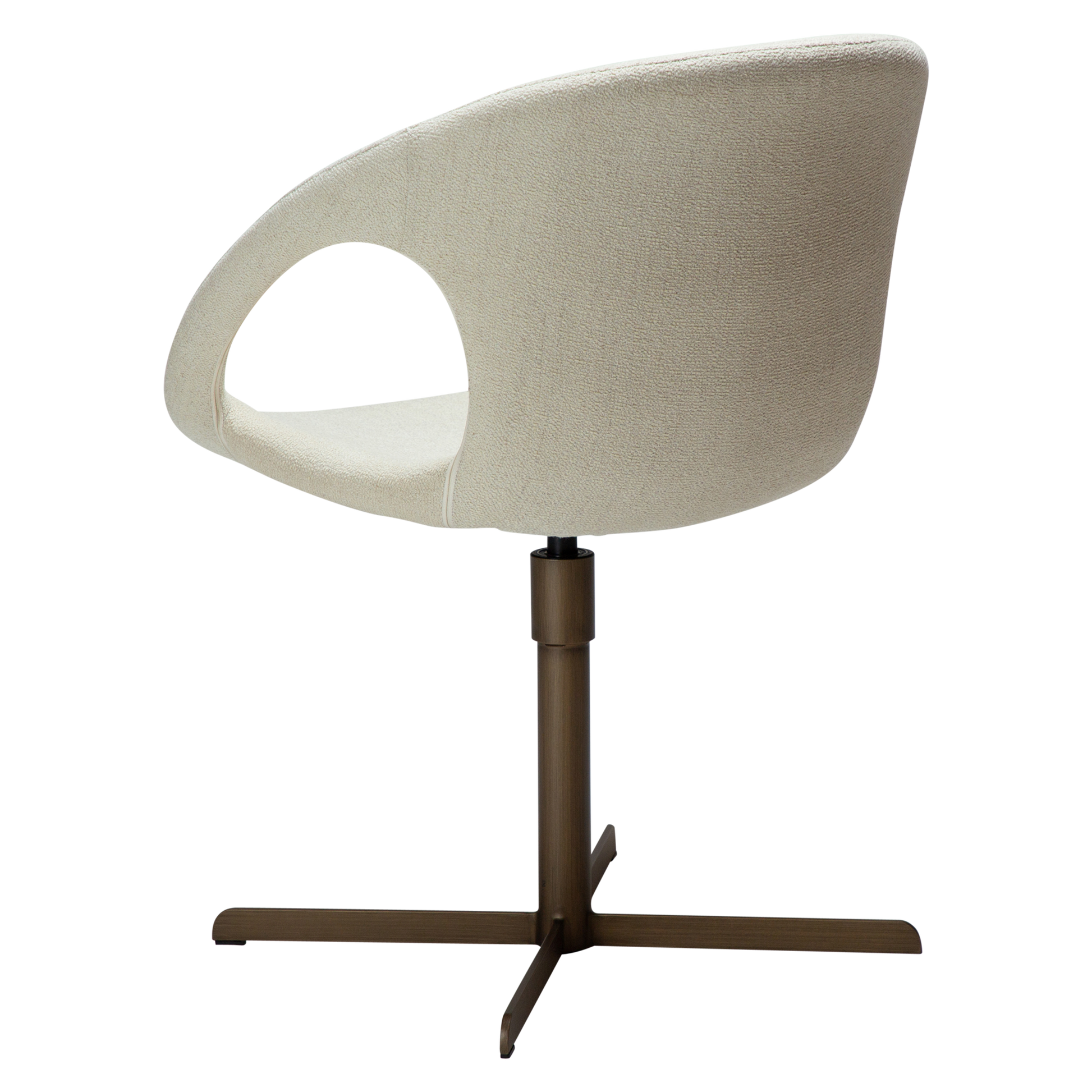 [var:Bezug=Knochenweißes Bouclé-Gewebe mit antikmessingfarbener Drehbasis] CARRY Stuhl