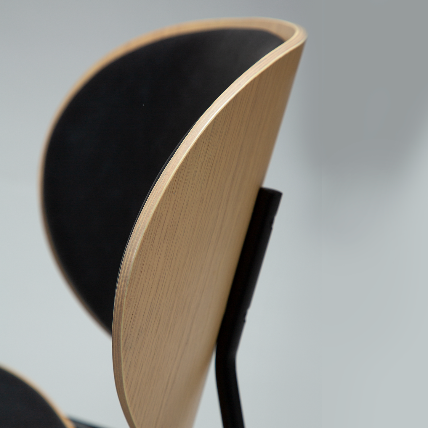 [var:Bezug=Raben-schwarzes Kunstleder und weißgewaschenes Eichenholz mit schwarzen Metallbeinen] CLEMENTINA Stuhl