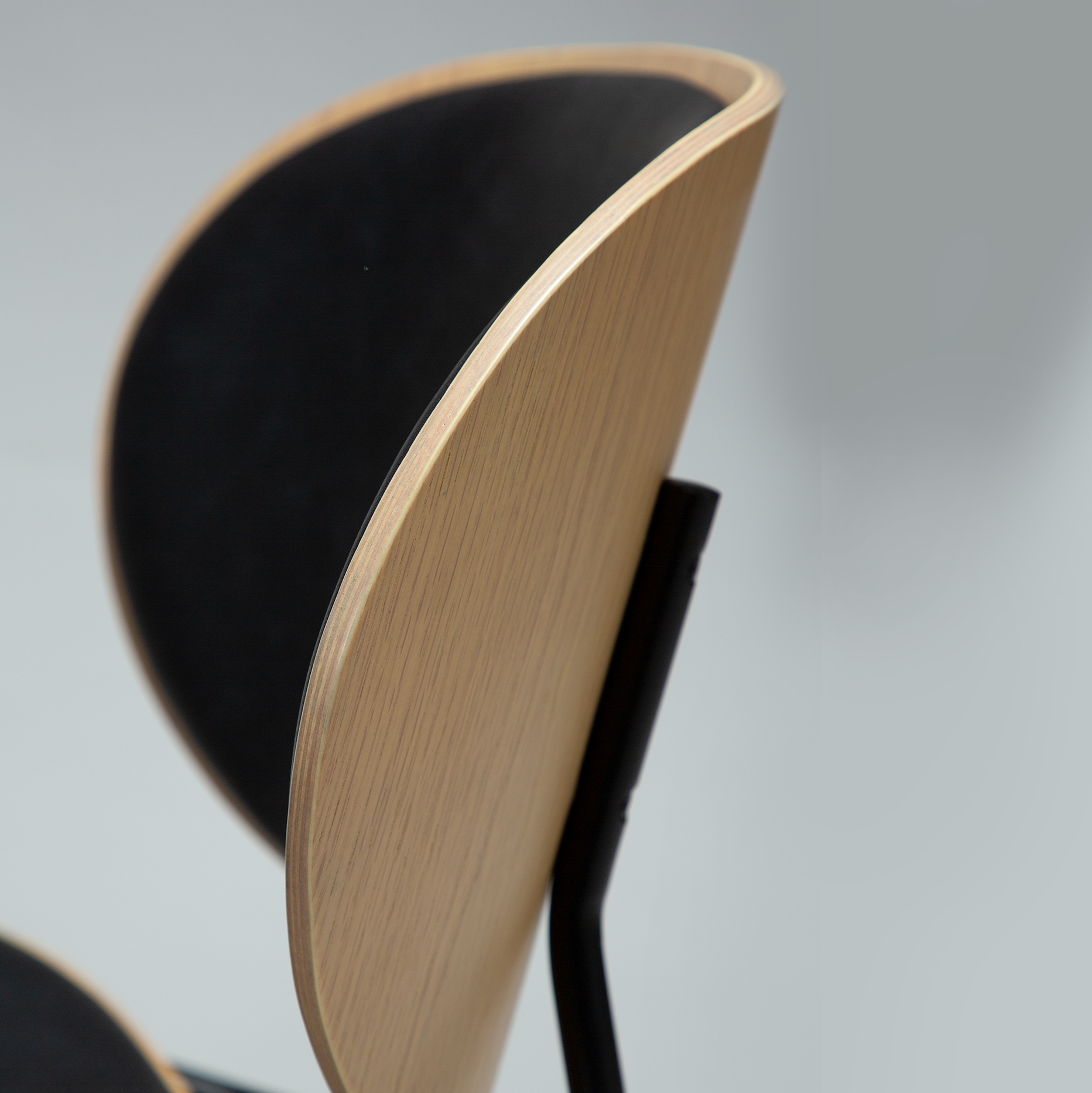 [var:Bezug=Raben-schwarzes Kunstleder und weißgewaschenes Eichenholz mit schwarzen Metallbeinen] CLEMENTINA Stuhl