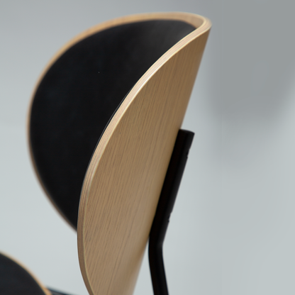 [var:Bezug=Raben-schwarzes Kunstleder und weißgewaschenes Eichenholz mit schwarzen Metallbeinen] CLEMENTINA Stuhl