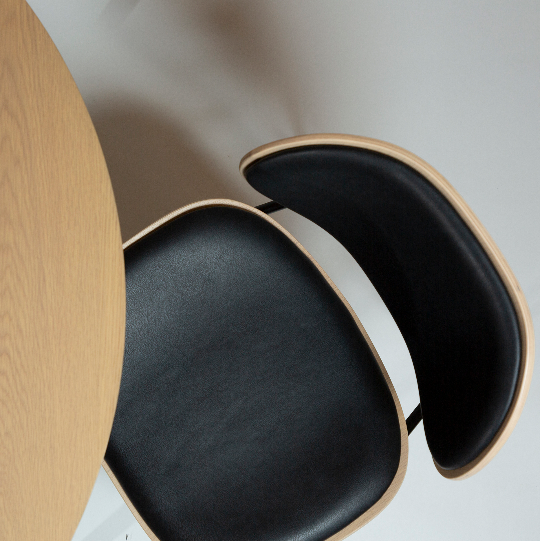 [var:Bezug=Raben-schwarzes Kunstleder und weißgewaschenes Eichenholz mit schwarzen Metallbeinen] CLEMENTINA Stuhl