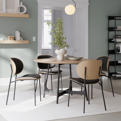 [var:Bezug=Raben-schwarzes Kunstleder und weißgewaschenes Eichenholz mit schwarzen Metallbeinen] CLEMENTINA Stuhl