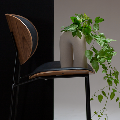 [var:Bezug=Raben-schwarzes Kunstleder und Nussbaum mit schwarzen Metallbeinen] CLEMENTINA Stuhl