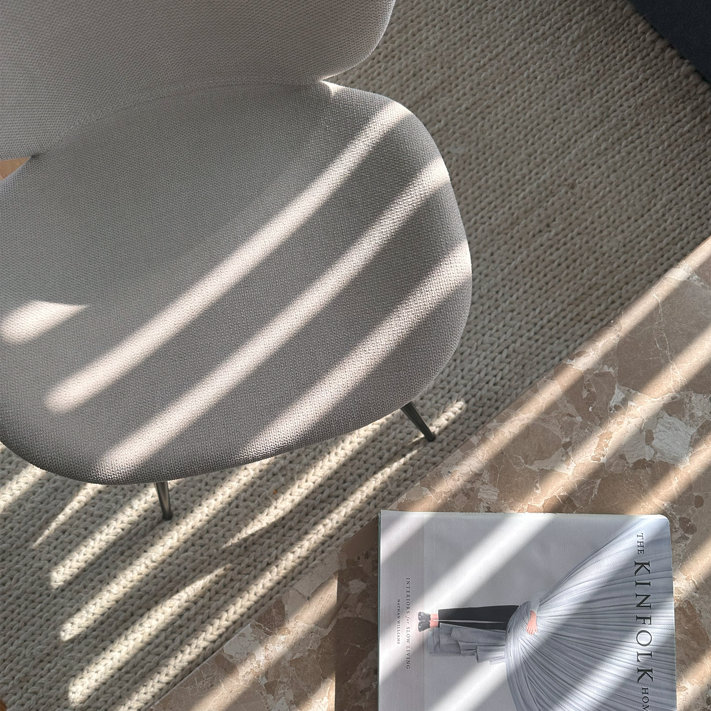 [var:Bezug=Kieselfarbener Bouclé-Stoff mit schwarzen Beinen] CLOUD Stuhl