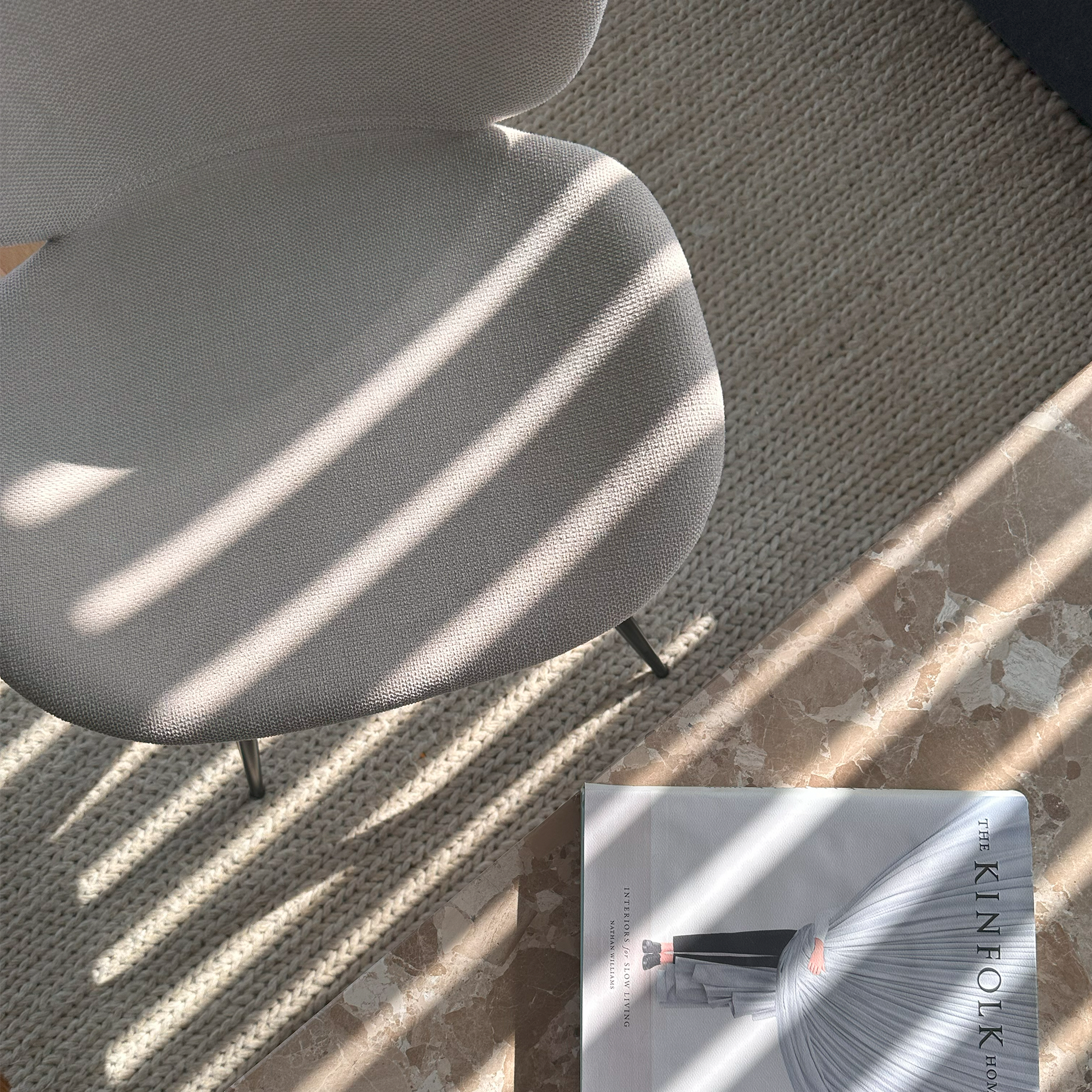 [var:Bezug=Kieselfarbener Bouclé-Stoff mit schwarzen Beinen] CLOUD Stuhl