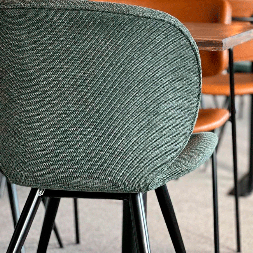 [var:Bezug=Kieselgrüner Bouclé-Stoff mit schwarzen Beinen] CLOUD Stuhl