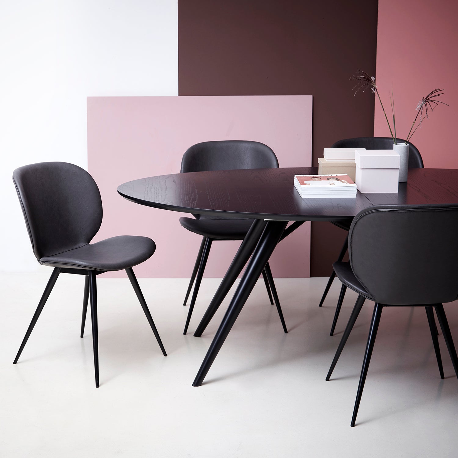 [var:Bezug=Vintage hellbraunes Kunstleder mit runden schwarzen Beinen] CLOUD Stuhl