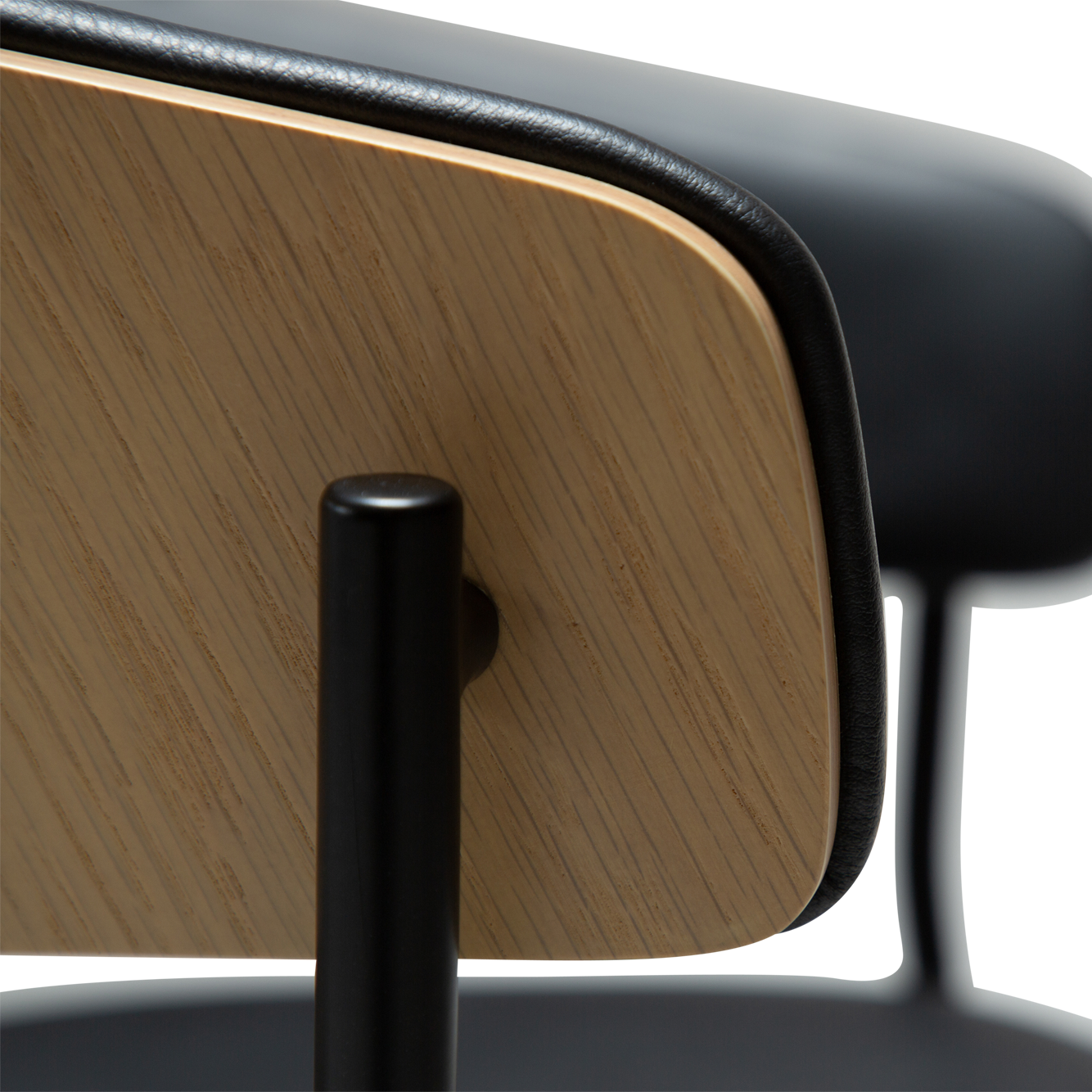 [var:Bezug=Raben-schwarzes Kunstleder und weißgewaschenes Eichenfurnier mit schwarzen Metallbeinen] CRIB Sessel