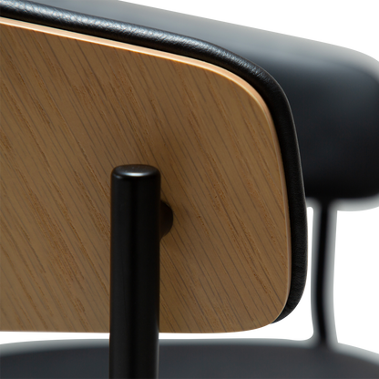 [var:Bezug=Raben-schwarzes Kunstleder und weißgewaschenes Eichenfurnier mit schwarzen Metallbeinen] CRIB Sessel